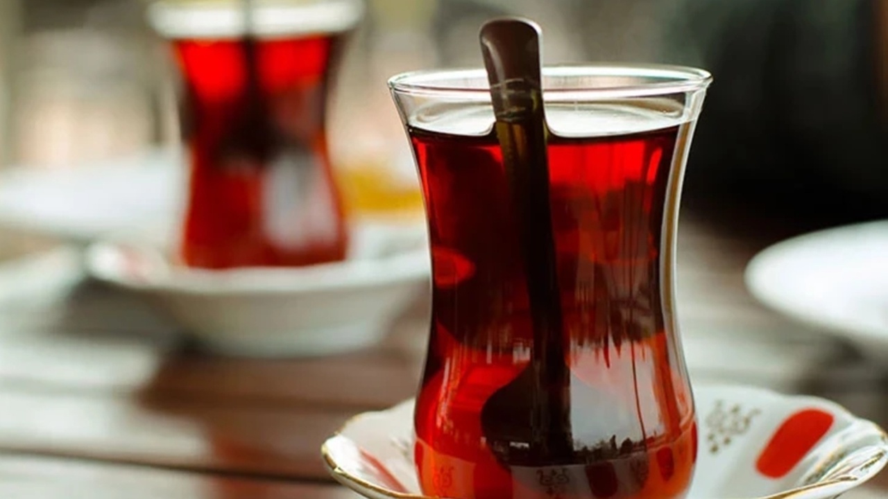 Bakanlık Yeni Listeyi Yayınladı: Herkesin Aldığı Çay Markasından Boya Çıktı